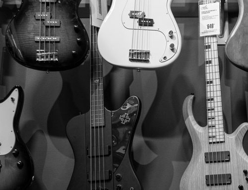 در حالی که گیتار من به آرامی می نوازد